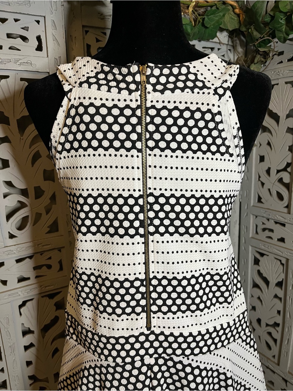 BUBBLE B BOLD WHITE & BLACK SLEEVELESS ASYMMETRICAL HEMLINE MINI SKORT JUMPER - Picture 7 of 9